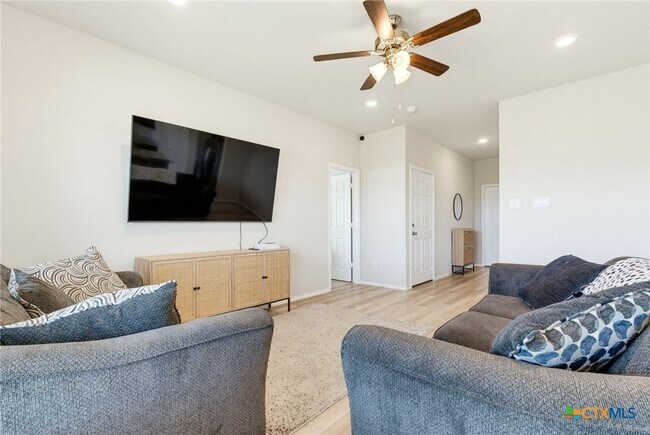 Building Photo - 137 Ellenora Dr