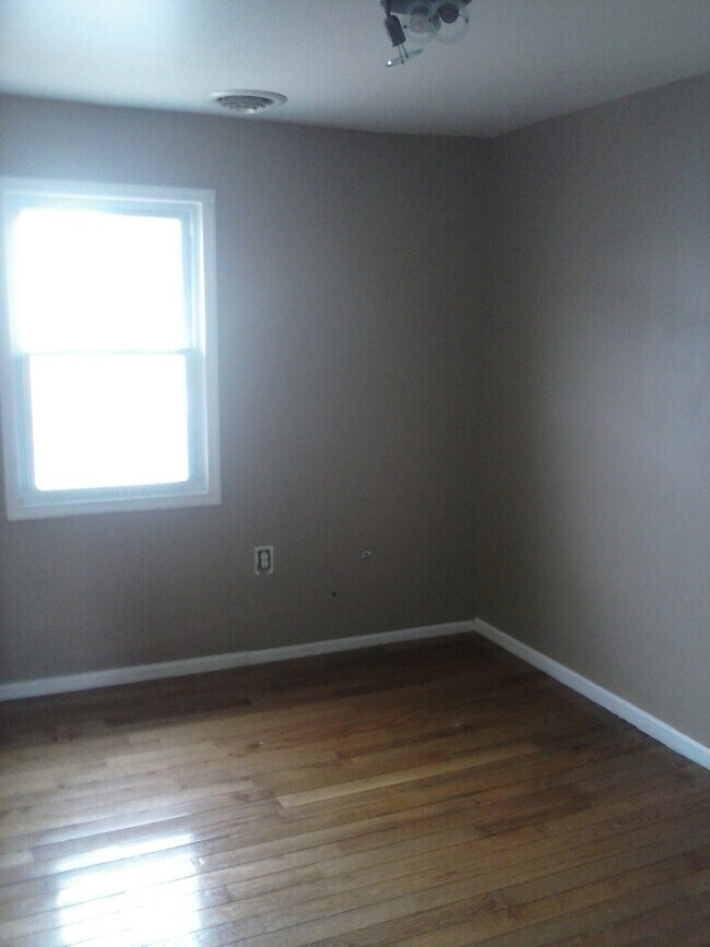 Building Photo - nice 3 bedroom