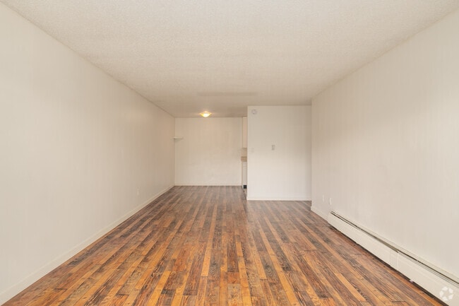 1BR, 1BA - 650SF - Living Room - Amber Lodge