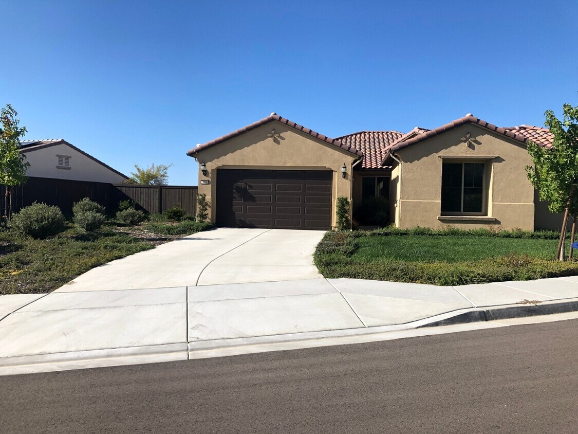 Foto principal - Stunning 4-Bedroom Home in the Desirable G...