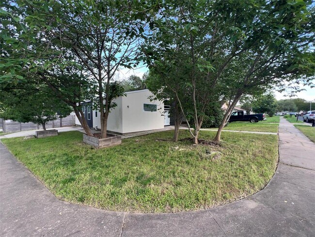 Building Photo - 6901 Cherrydale Dr