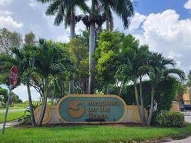 Foto del edificio - 1417 Meadows Cir W