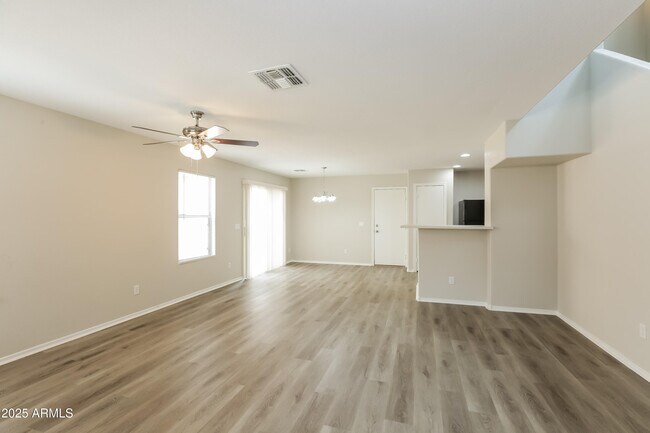 Foto del edificio - 5836 E Hoover Ave