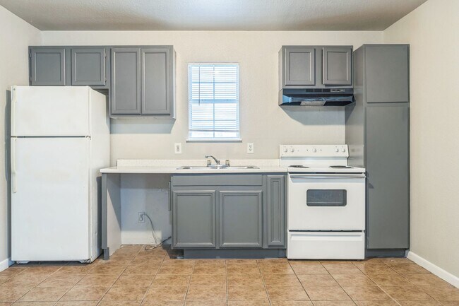 Foto del edificio - **2 Weeks Free!!** Charming 3-Bedroom Town...