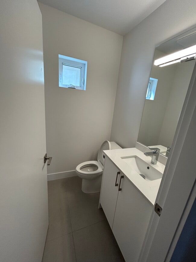 Photo du bâtiment - 240 4th St W
