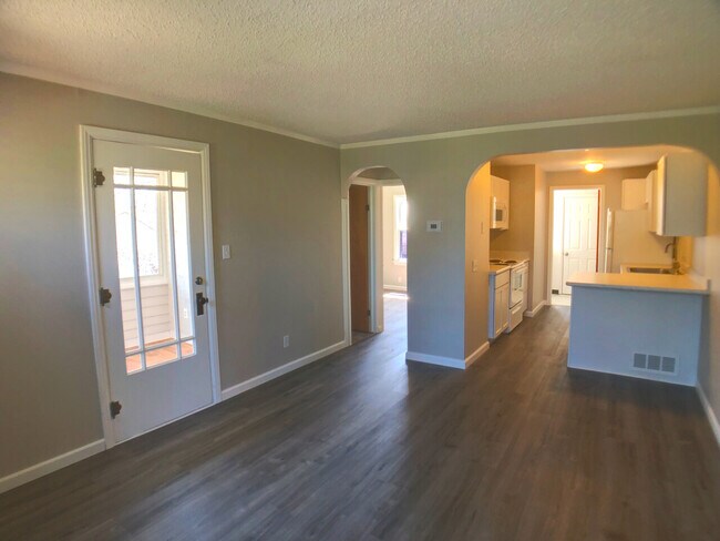 Building Photo - Oak Knoll