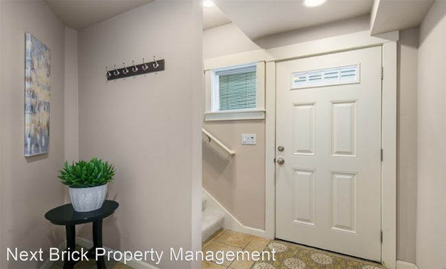 Building Photo - 2 br, 2.5 bath House - 2125 N 113th St Unit B
