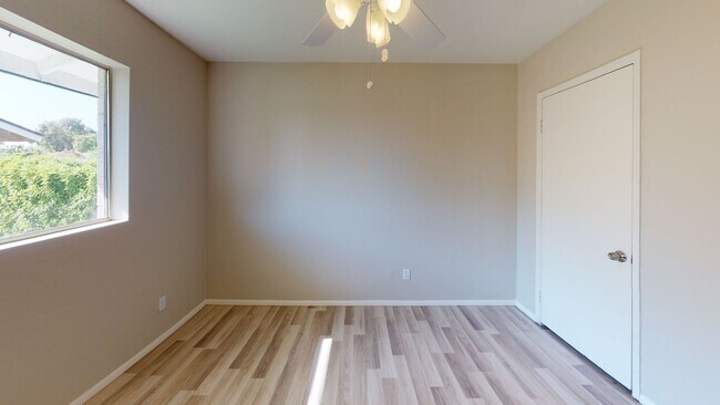 Foto del edificio - $1,450 For Lease Updated 2 bedrooms-1 Bathrooms in a Duplex With Attached Carport & Laundry Room ...