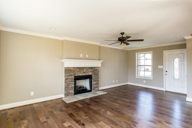 Building Photo - Pet Friendly Three Bedroom with Bonus!