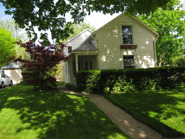 Building Photo - 413 2nd St