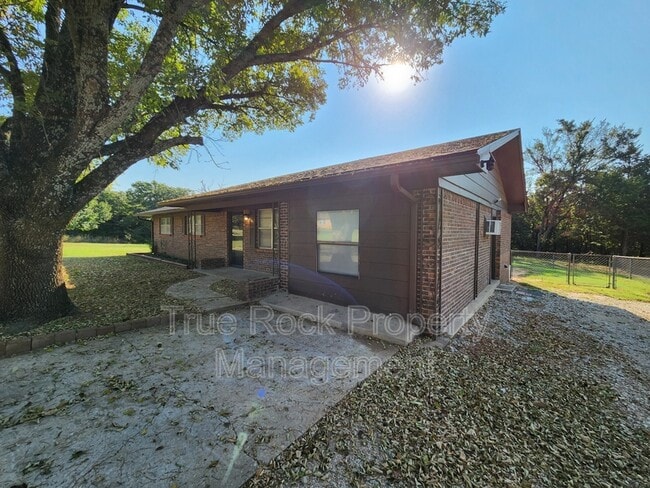 Building Photo - 105 Davis Rd