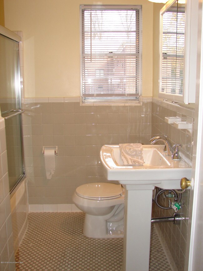 Building Photo - 34 Manor Dr