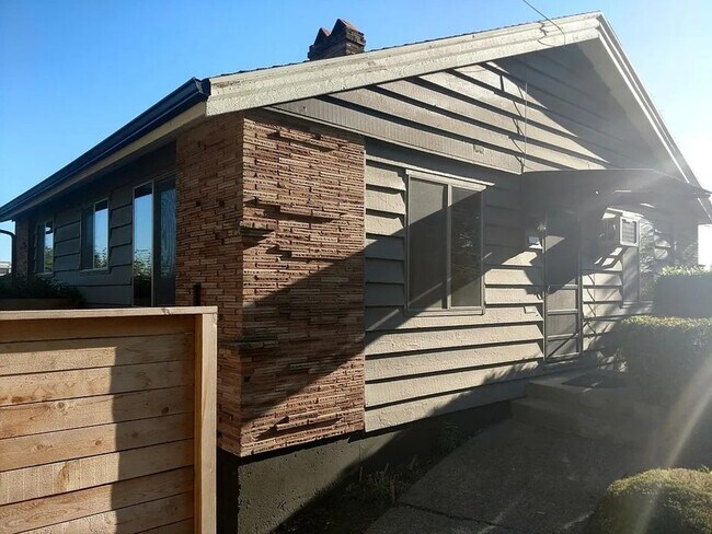 Building Photo - JH1496 -A*