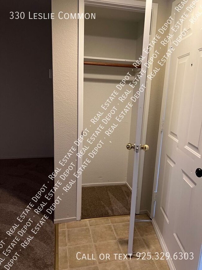 Building Photo - 330 Leslie Common