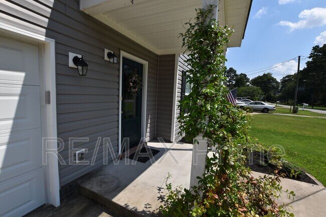 Building Photo - 1302 Hawthorne Dr