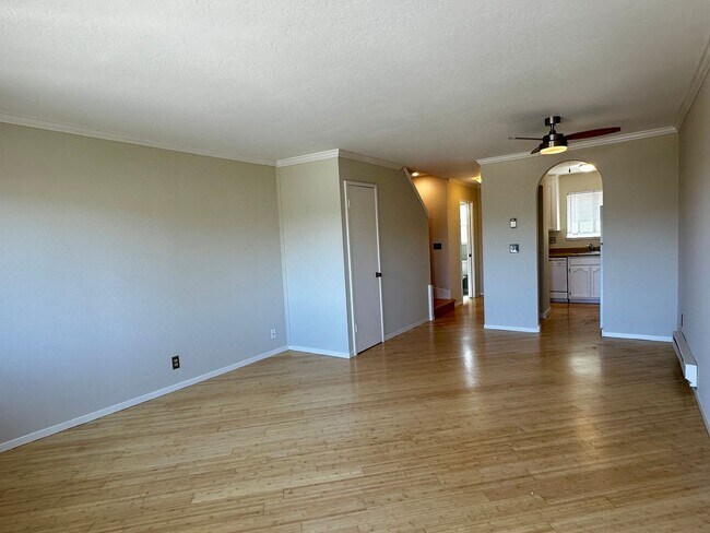 Building Photo - Updated 2BR/1.5BA Townhome Near Downtown S...