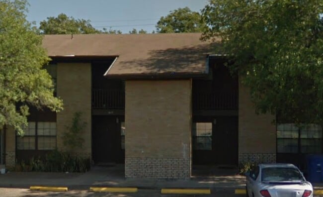 Building Photo - 1412 E Hillside Rd