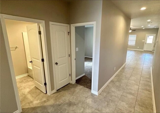 Building Photo - 7742 Lariat Toss Dr