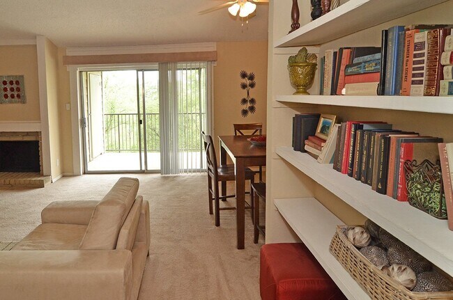 Foto del edificio - 7630 Wood Hollow Dr