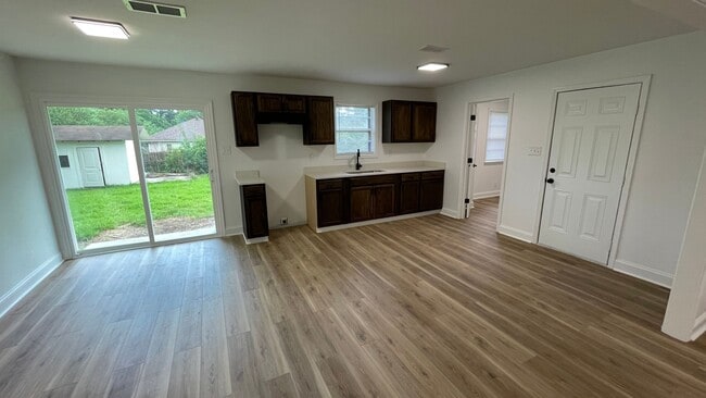 Foto del edificio - 3 Bedroom • 2 Bath • $1,450/mo