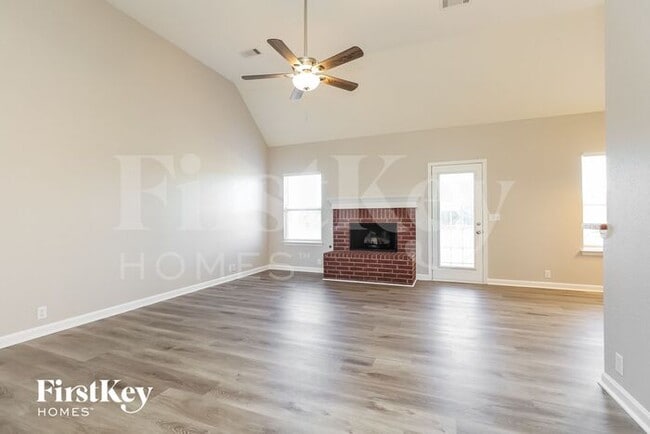 Building Photo - 4006 Summit Dr