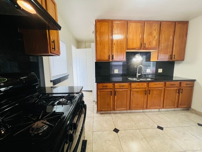 Building Photo - Charming 2-Bedroom Ranch with Modern Finishes & Attached Garage