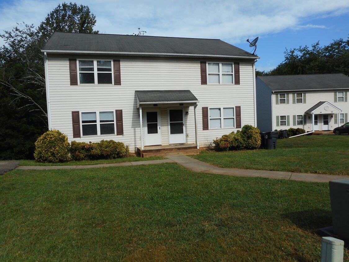 Primary Photo - Three Bedroom Townhouse in Bedford!