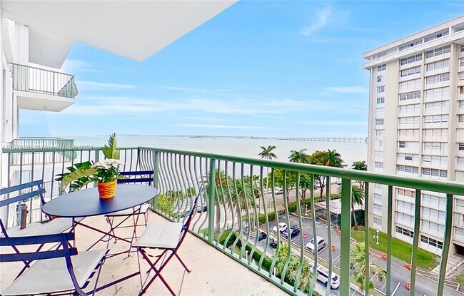 Foto del edificio - 1408 Brickell Bay Dr