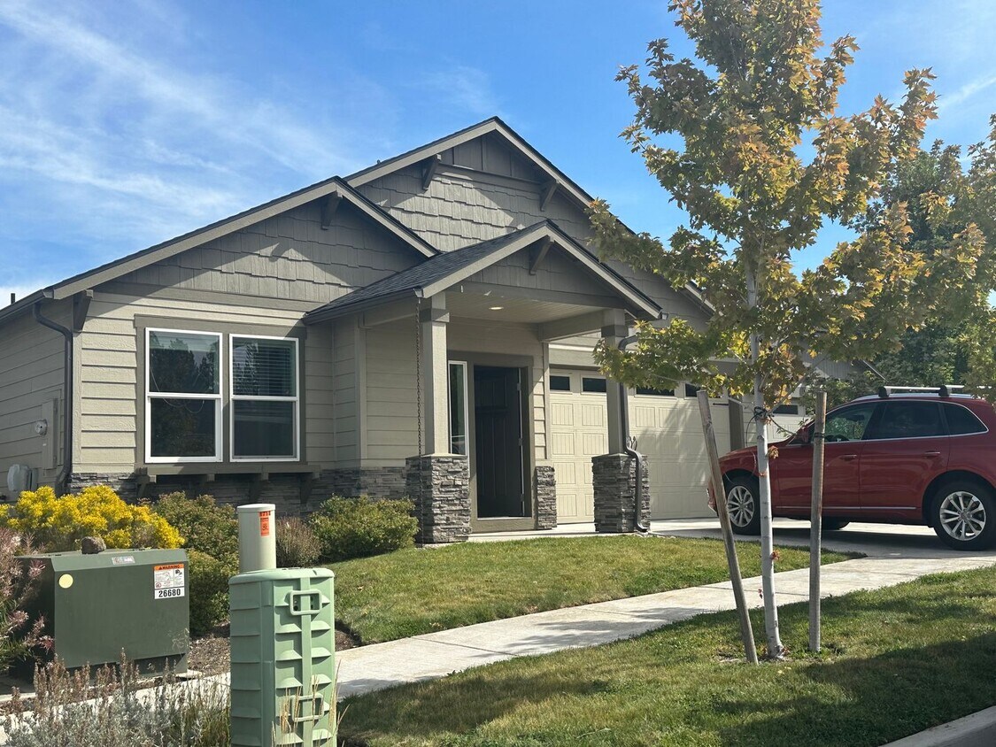 Primary Photo - Like New Home Near Hospital, All Appliance...