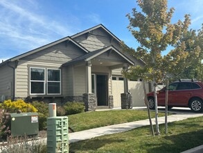Building Photo - 1758 NE Janice Way