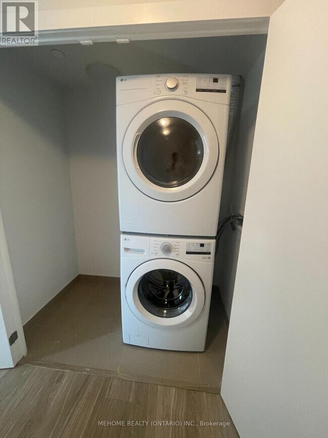Photo du bâtiment - 430-3430 Square One Dr