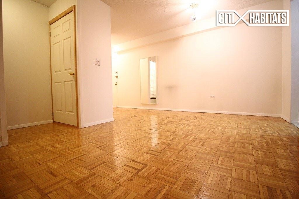 Foto principal - 235 E 23rd St