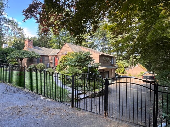 Foto del edificio - 267 Ridgewood Rd