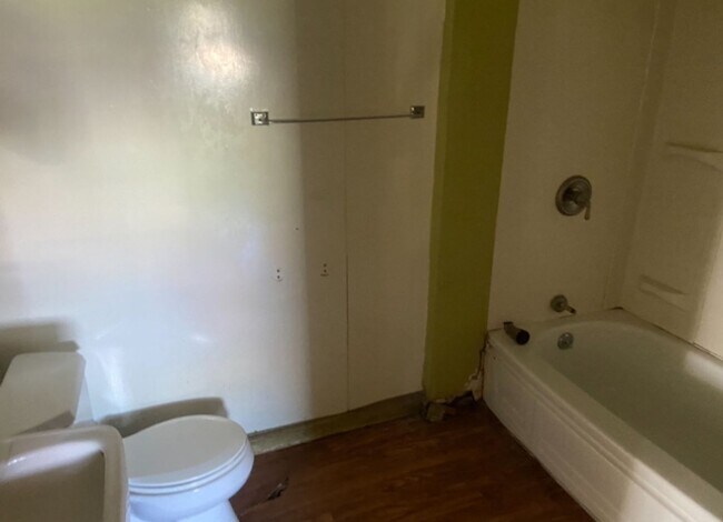 Foto del edificio - Now Available!  In Town! - $390 Month / $800 Down