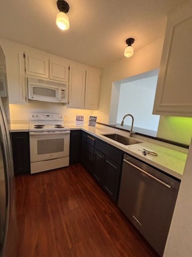 Primary Photo - Beautiful Condo with Scenic Views in Green...