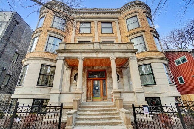 Building Photo - 700 W Wellington Ave