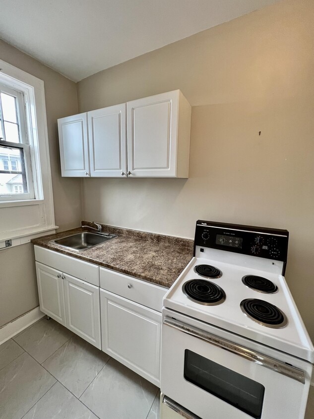 Primary Photo - 36 Hanna St W
