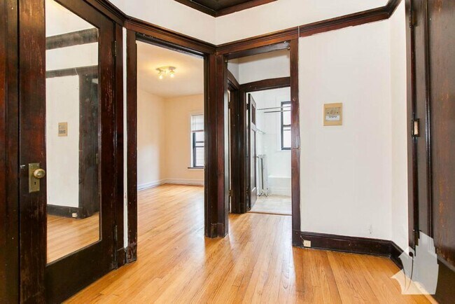 Foto del edificio - 2421 N Sawyer Ave