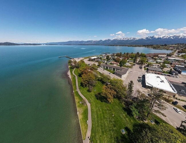 Building Photo - Condo located near the lake