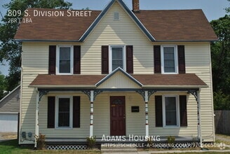 Building Photo - 809 S Division St