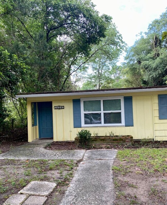Building Photo - Great 3/2 home convenient to UF Campus - c...