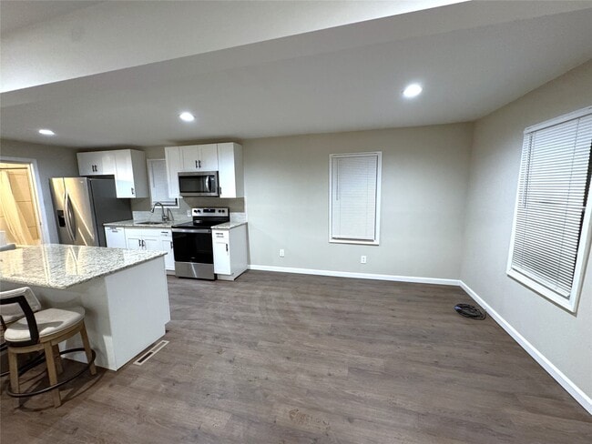 Building Photo - 33 1/2 Oak St