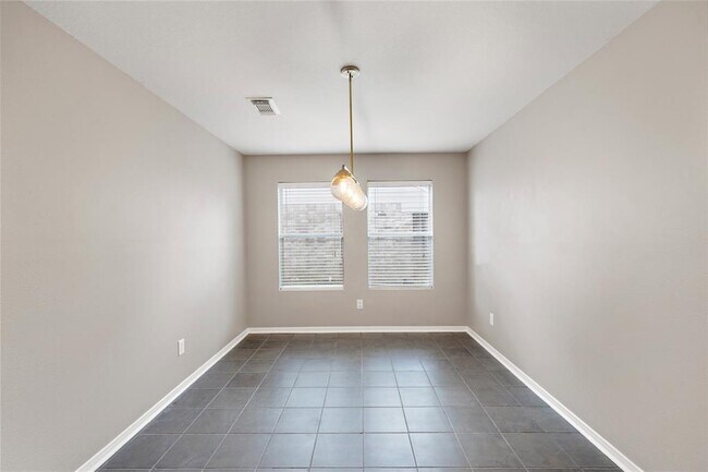 Foto del edificio - 7311 Foxshadows Ln