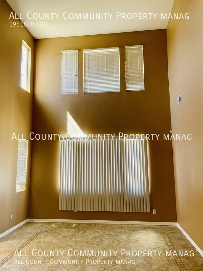 Foto del edificio - Beautiful 2 Story Home In Lake Elsinore!