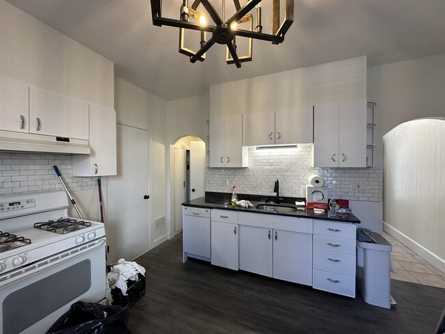 Building Photo - 112 5th St