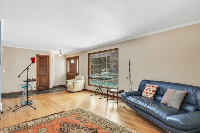 Building Photo - 826 Crestfield Ave