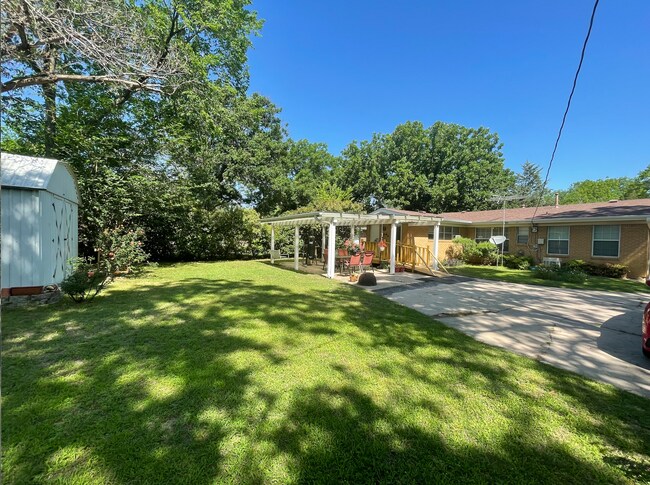 Foto del edificio - 1419 Linden Dr