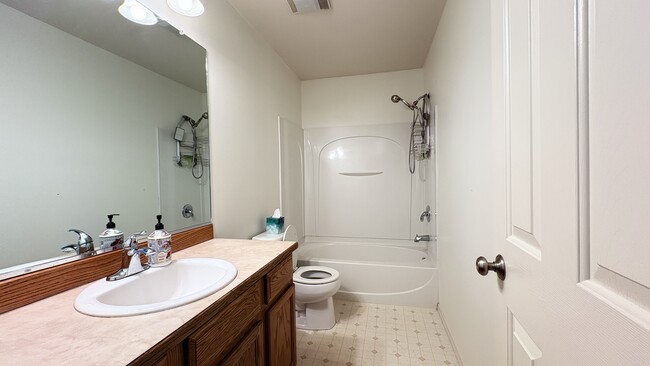 Baño de la planta baja - 1497 N Heather Meadows Loop