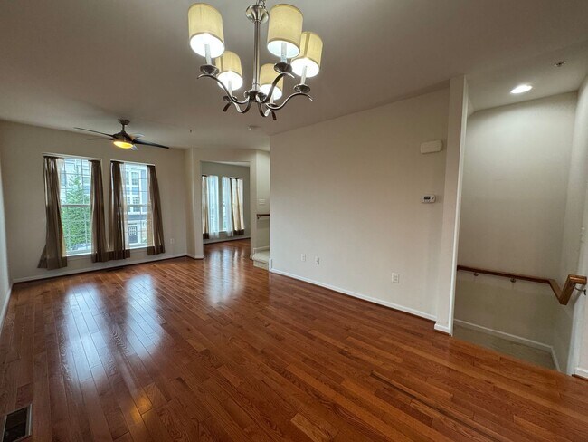 Foto del edificio - Stylish 3 Bed 3 Bath Townhome With Patio A...