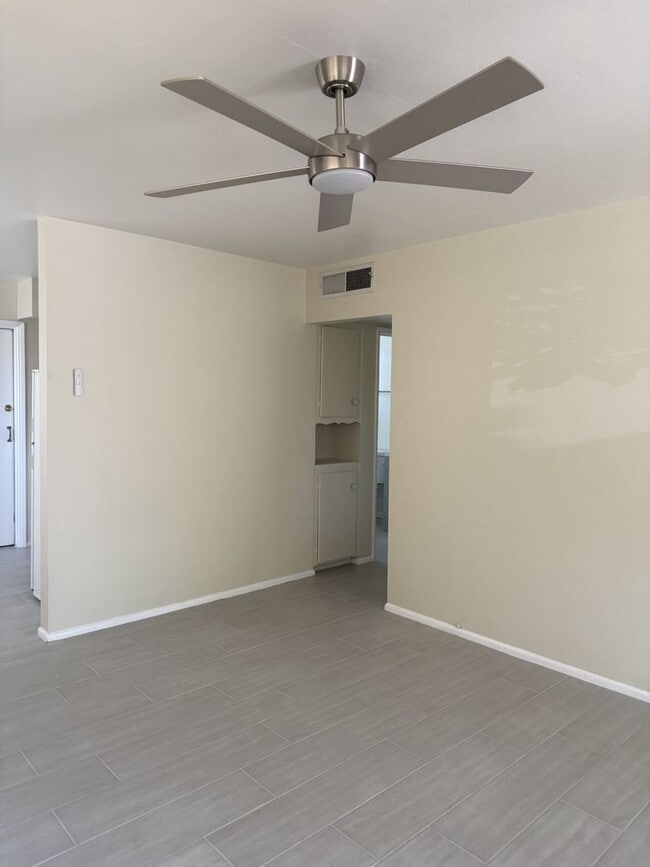 Building Photo - 2714 E Glenrosa Ave